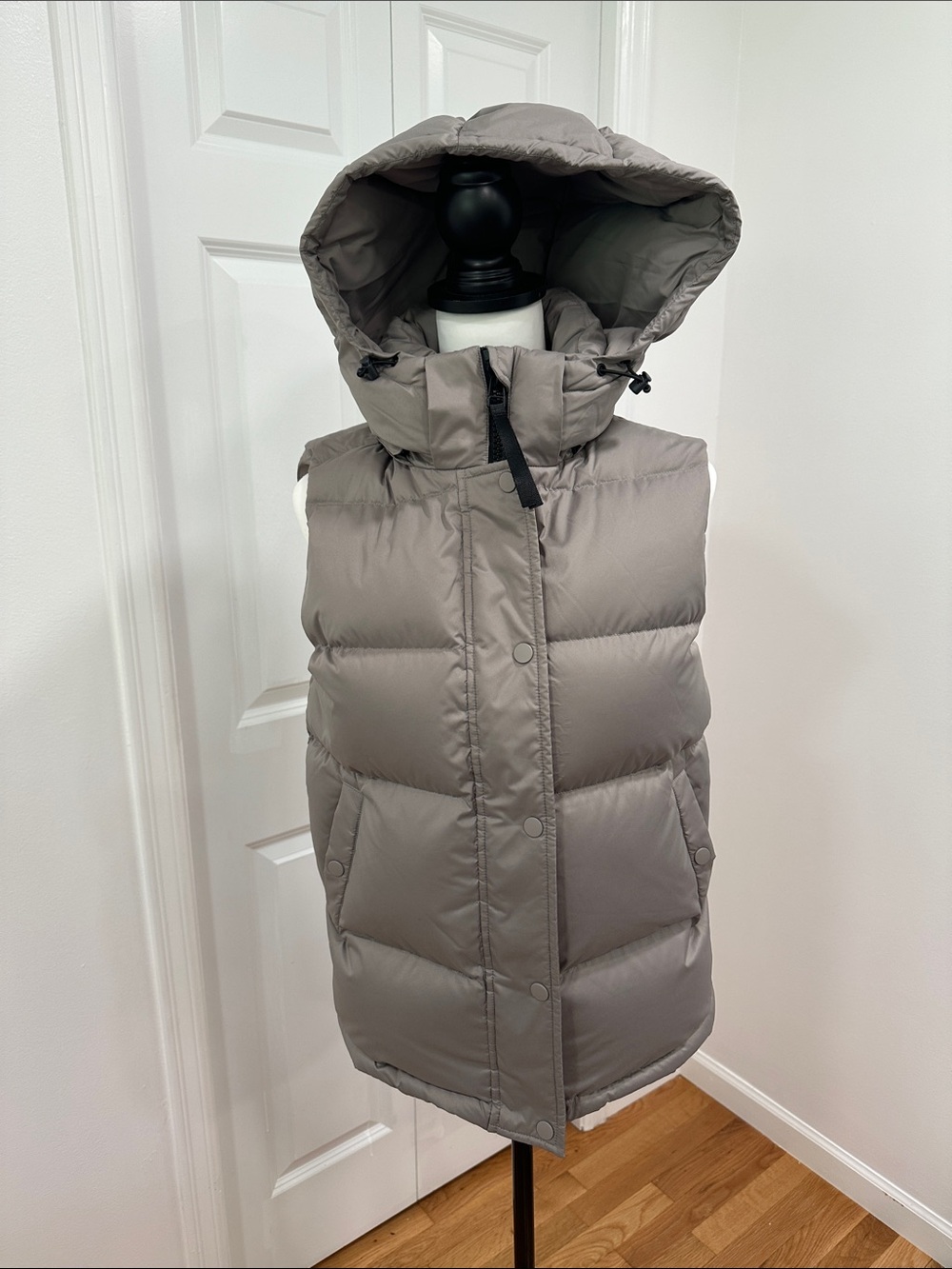 Quince Hooded Puffer Vest in Light Gray